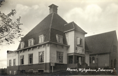 12161 Gezicht op het Wijkgebouw Ziekenzorg (Nieuwe Veenendaalseweg 53) te Rhenen, met rechts de gereformeerde kerk ...